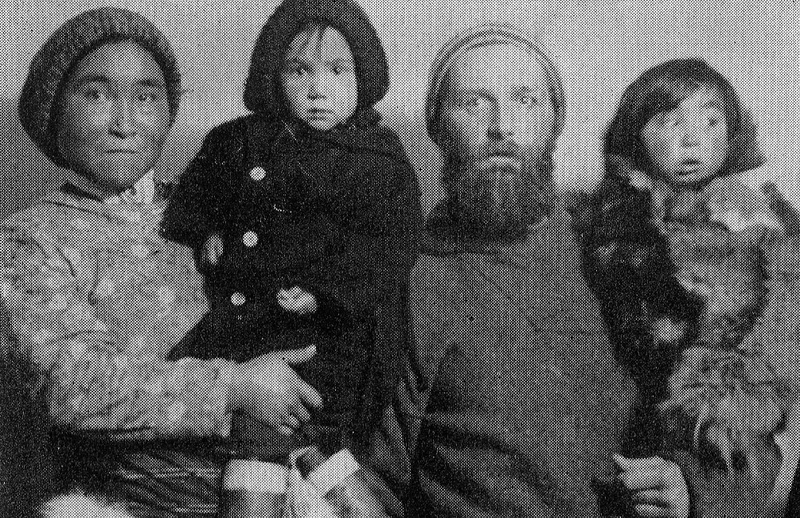 Imagen: Freuchen y su primera esposa juro a sus dos hijos.